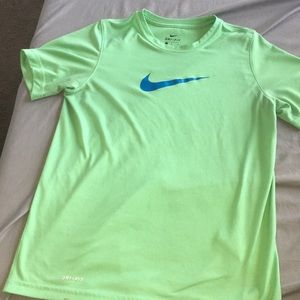 i am selling a green nike shirt ! barely worn